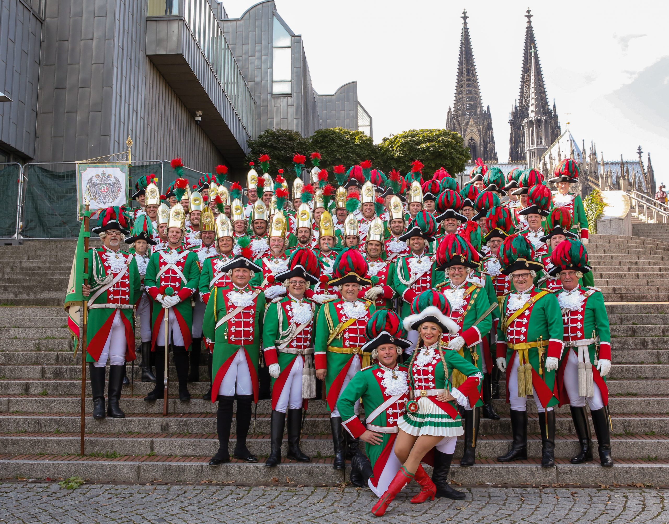 Gruppenbild Tanzkorps Altstädter Köln vor dem Kölner Dom